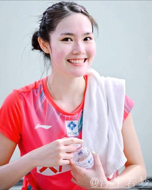 泰国羽毛球美人碧查梦，天赋异禀以赛代练，衣品卓越治愈系代表