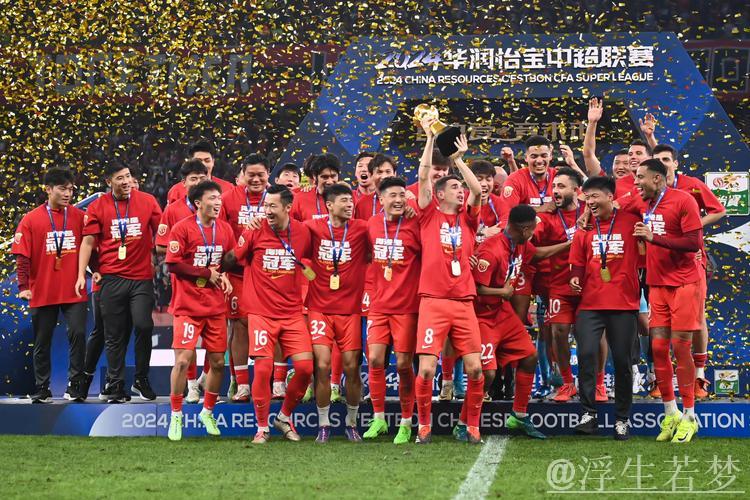 上海海港捧起本赛季中超联赛冠军奖杯！